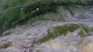 Terribile caduta in base jumping filmata in prima persona