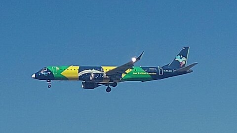 Embraer 195 PR-AYV vindo do Rio de Janeiro e Airbus A320 PR-TYF vindo de Vitória da Conquista
