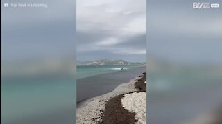 Kitesurfer, il réalise une acrobatie folle en pleine tempête