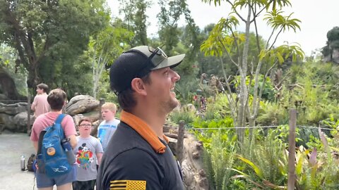 Star Wars Fan Visits The World of Pandora then Compares to Galaxy's Edge
