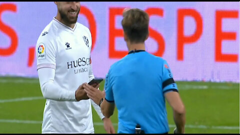 Player Find a phone On The Pitch and he Give it to Referee
