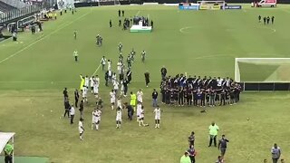 Sub-17 do Palmeiras aplaudindo torcida do Vasco em São Januário