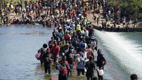 Thousands Of Migrants Converge Under Texas Bridge