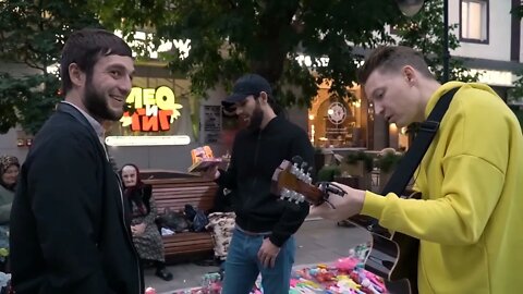 PROFESSIONAL GUITARIST PLAYS RANDOMLY FOR PEOPLE ON THE STREET | PRANK #2