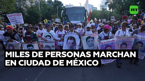Miles de personas marchan en Ciudad de México a 9 años de la desaparición de los 43 de Ayotzinapa