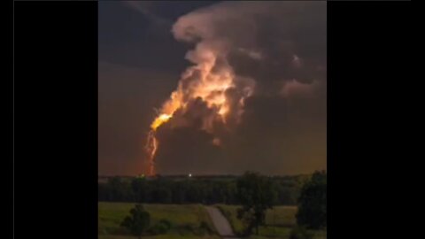 Mother Nature Puts On An Amazing Lightning Show