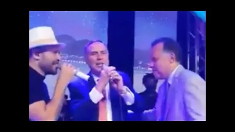 Sem máscara, Ministro do STF Barroso canta ao lado de jornalista da Globo