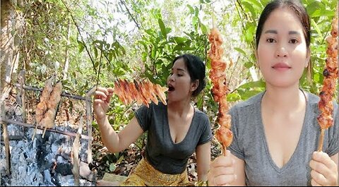 A woman picks chicken food to cook chicken food delicious