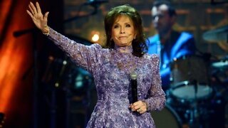 Dolly Parton, Sissy Spacek and more pay tribute to Loretta Lynn