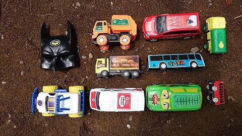 Menemukan Mainan Baru Truk Pengangkut Air, Bus Tayo, Mobil Ambulan, Truk Sampah, Topeng Hero Batman