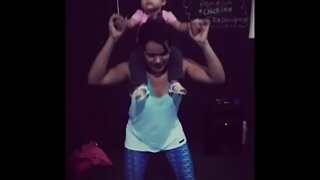 Criança na academia com a mamãe [ crossfit ] - Child at the gym with crossfit - #shorts #linda #bebe