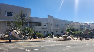 Accident involving heavy-duty articulated vehicle on Kloof Street, Cape Town