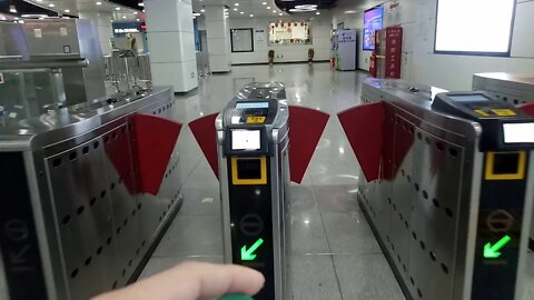 深圳地铁里的男洗手间，游览华强北地铁内部/Tour inside Huaqiangbei subway