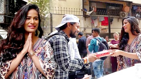 Poonam Pandey gave sweets to Paparaazi on the occasion of Diwali 💃🔥