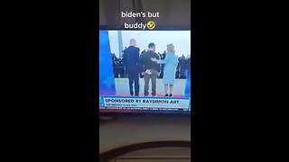 Biden holds Zelenskys bum