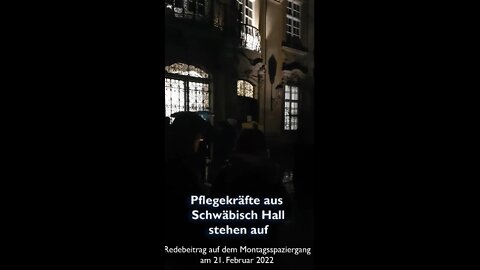 Pflegekräfte aus Schwäbisch Hall stehen auf. Redebeitrag auf dem Montagsspaziergang am 21.02.2022.