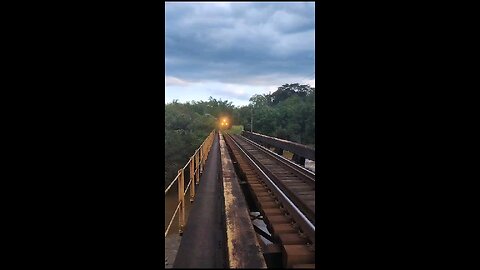 surpreendidos pelo trem em cima da ponte