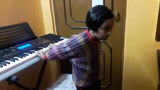 Menina de 7 anos mostra truques incríveis no piano