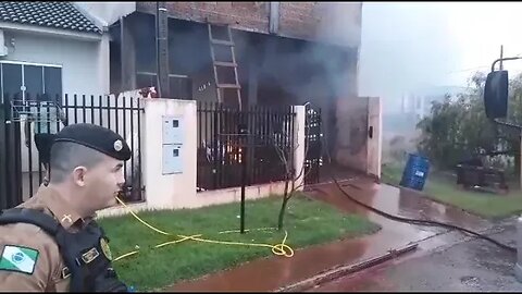 Carro pega fogo na garagem de residência, em Ubiratã