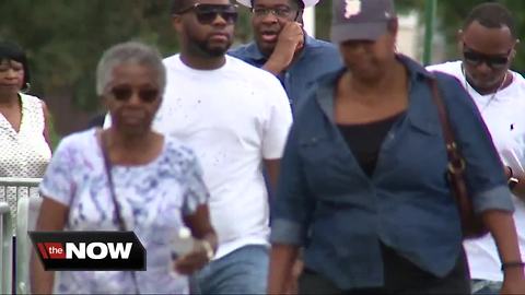 Fans mourn Aretha Franklin at gospel-infused public viewing