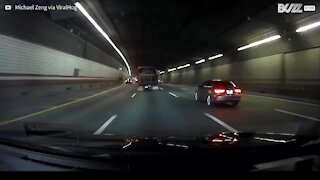 Un camion se renverse au beau milieu d'un tunnel