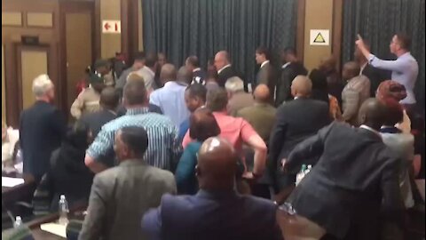 Chaos erupts at Nelson Mandela Bay council sitting over new DA councillor (6td)