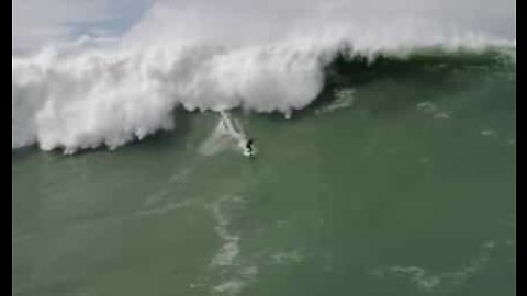 Drone riprende il turbolento salvataggio di Pedro Scooby a Nazaré