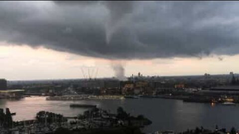 Une tornade impressionnante visible depuis le ciel d'Amsterdam!