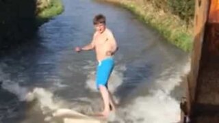 Drenge får det meste af oversvømmelser ved at surfe