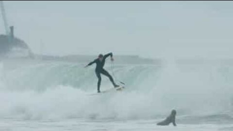 Onda provoca queda grave a surfista profissional