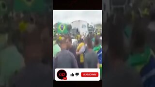 Car CRASHES into Protestors 🇧🇷