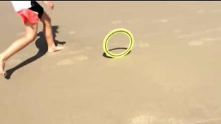 Disco volante ruota da solo sulla spiaggia