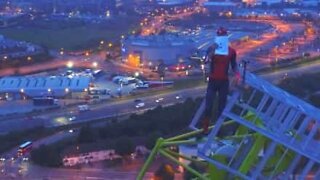 Aventureiro escala grua para passar mensagem inspiradora