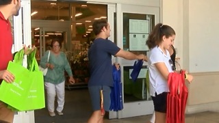 Civic association hands out reusable bags