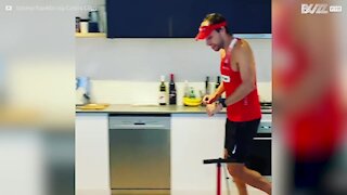 Ce sportif australien court un marathon dans son appartement !