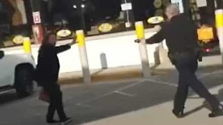 Senhora leva choque depois de tentar "exorcizar" polícia!