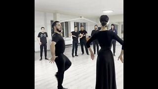 Новая Классная Чеченская песня 2023 Девушки и Парни красиво танцуют лезгинка