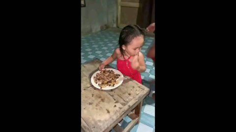 Funny video must watch what this little girl eating worm watch to see what happens