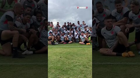 Pequeno Gui com os jogadores do Vasco