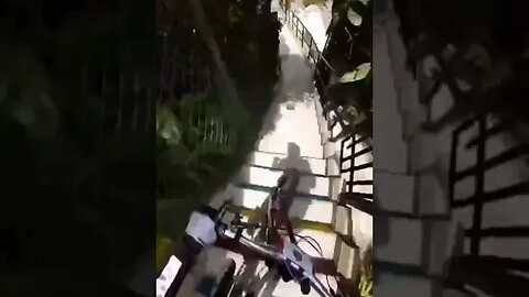 Extreme cycling race on the longest urban stairway in Colombia.