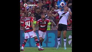 Pedro Raúl dando chapéu em Arturo Vidal - Flamengo 0x1 Vasco - 05/03/2023