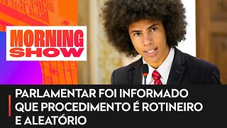 Deputado Renato Freitas é retirado de voo e diz: “Bando de racistas”