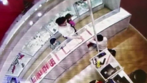 Woman caught on camera using kids to steal $30k in jewelry