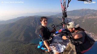 Homem é entrevistado enquanto faz parapente e toma café!