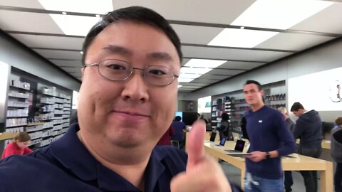 Apple Store dude gives a thumbs up