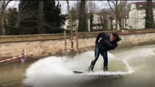 Wakeboard tra le strade inondate di Parigi