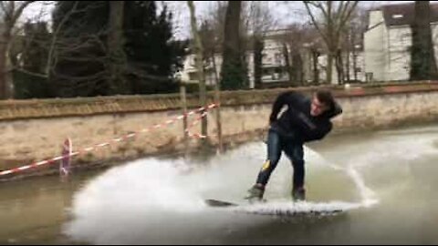 Wakeboard tra le strade inondate di Parigi