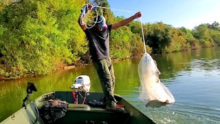 Throwing a cast net near DOWNTOWN HOUSTON, TX! (PERFECT Bait!)