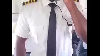 The moment man propose to his Girlfriend on Plane