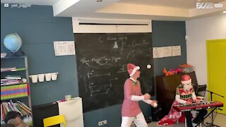 Ce tour de jonglerie de Noël captive les enfants